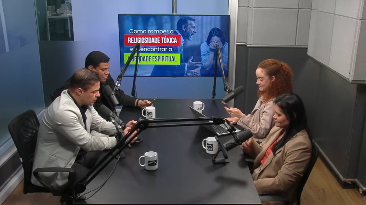 Especialistas da AEP gravando o podcast Religiosidade Tóxica em estúdio profissional